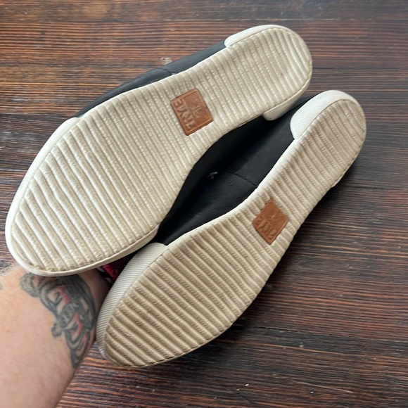 Frye Flats Slip on Shoes size 8.5 - Picture 3 of 4